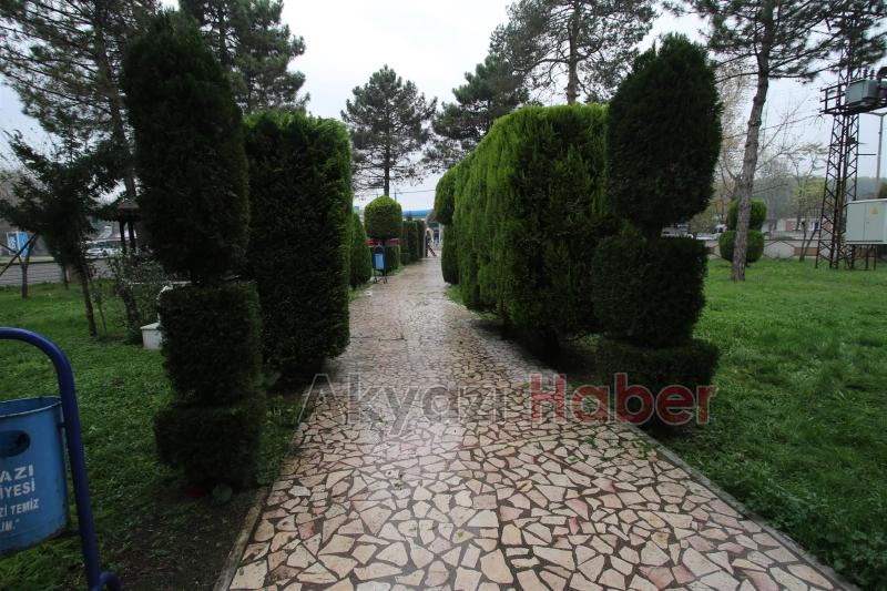 İLÇE GENELİNDE CAMİİ BAHÇELERİNİ GÜZELLEŞTİRİYOR