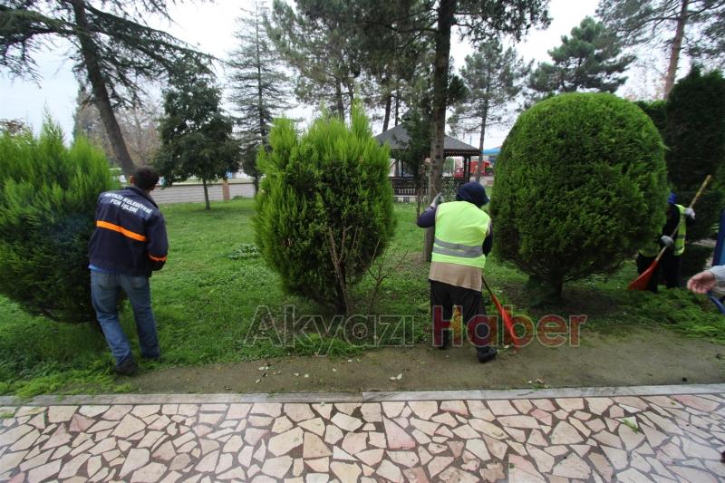 İLÇE GENELİNDE CAMİİ BAHÇELERİNİ GÜZELLEŞTİRİYOR