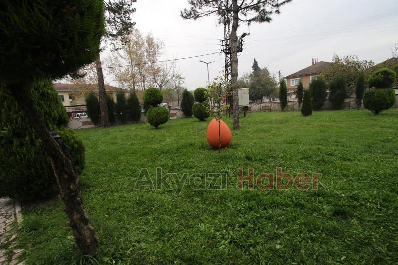 İLÇE GENELİNDE CAMİİ BAHÇELERİNİ GÜZELLEŞTİRİYOR