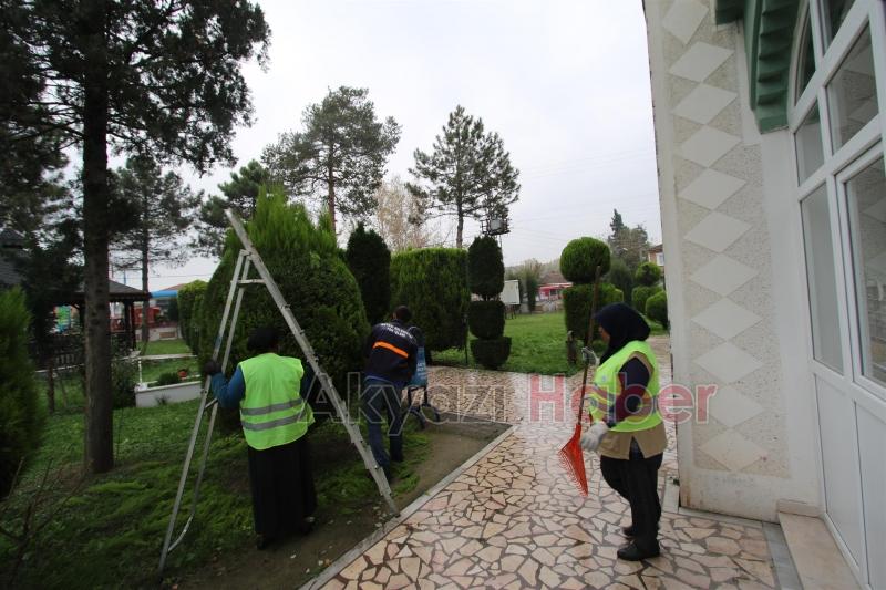 İLÇE GENELİNDE CAMİİ BAHÇELERİNİ GÜZELLEŞTİRİYOR