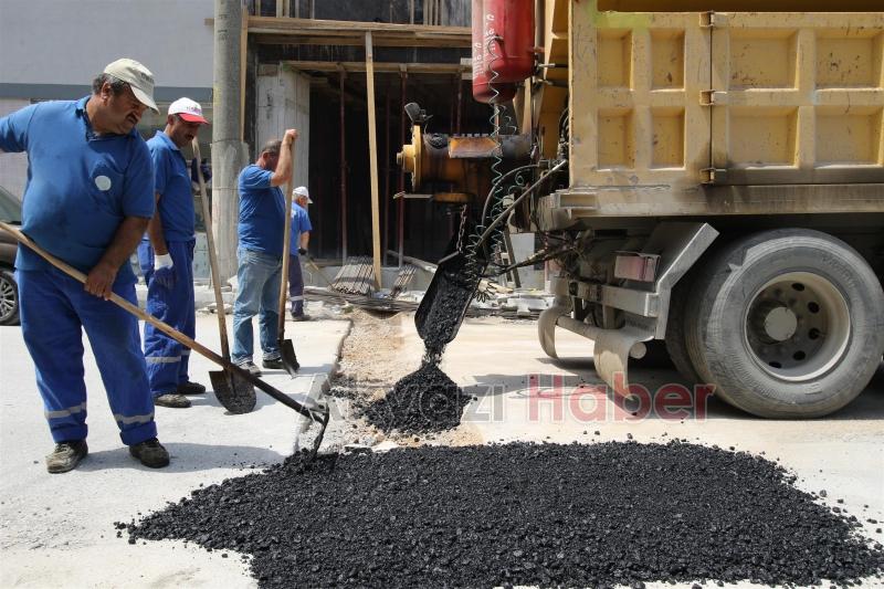 İLÇE MERKEZİNDE ASFALT YAMA ÇALIŞMALARI DEVAM EDİYOR