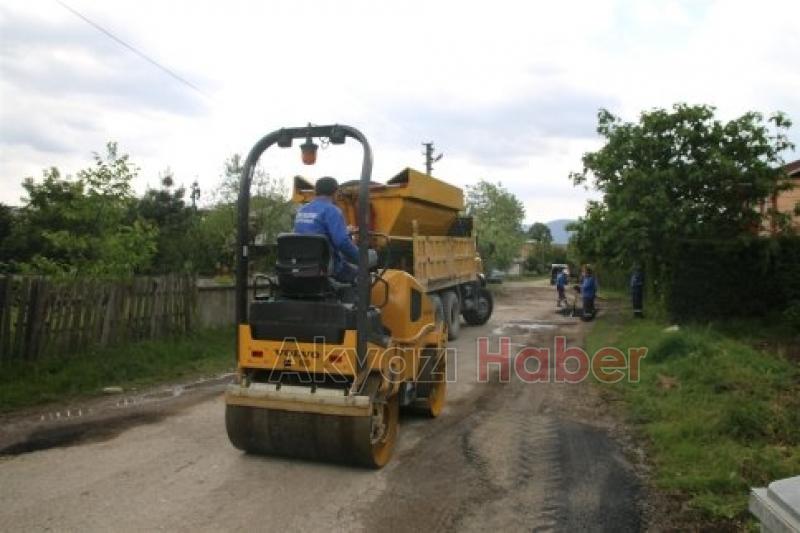 İLÇE MERKEZİNDE BOZUK YOLLARA ASFALT YAMASI