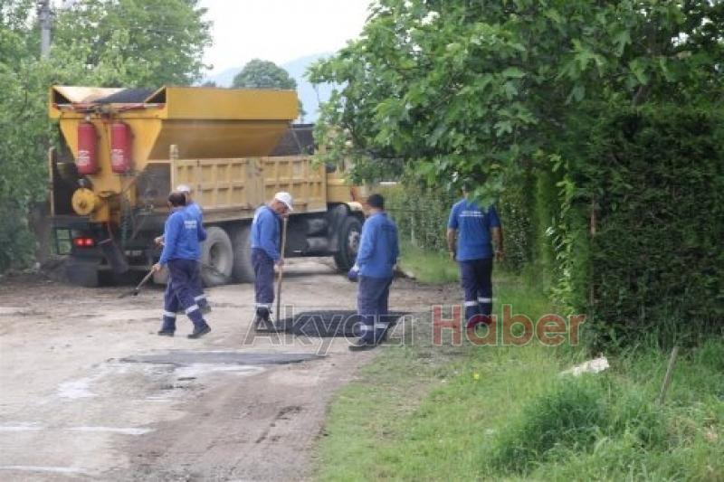 İLÇE MERKEZİNDE BOZUK YOLLARA ASFALT YAMASI