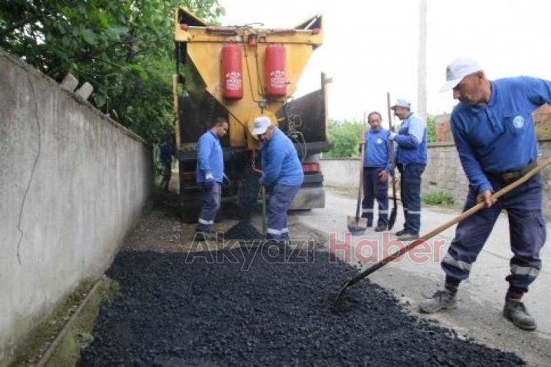 İLÇE MERKEZİNDE BOZUK YOLLARA ASFALT YAMASI