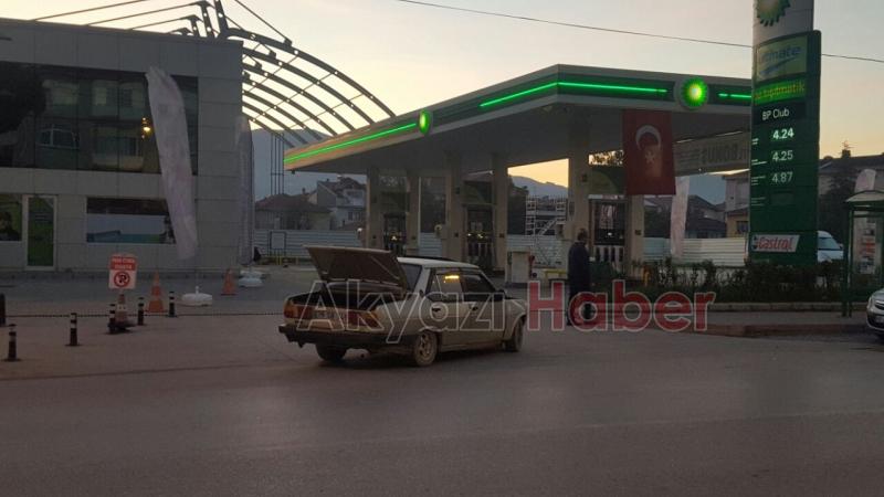 İLÇE MERKEZİNDE OTOMOBİLİ POLİSLER İNCELEDİ