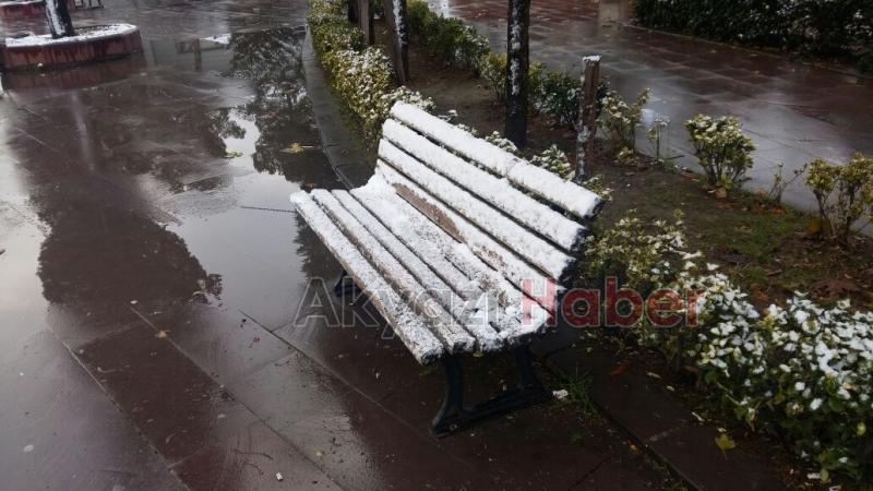  İlçe Merkezine İlk Kar Taneleri Düştü 