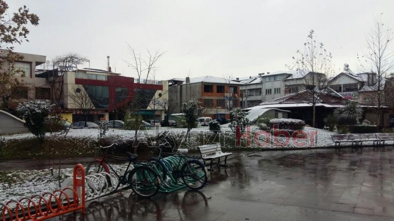  İlçe Merkezine İlk Kar Taneleri Düştü 