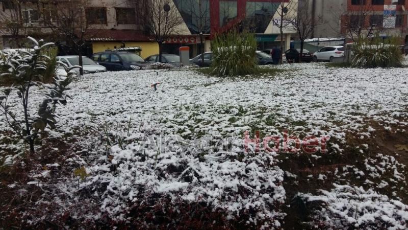  İlçe Merkezine İlk Kar Taneleri Düştü 