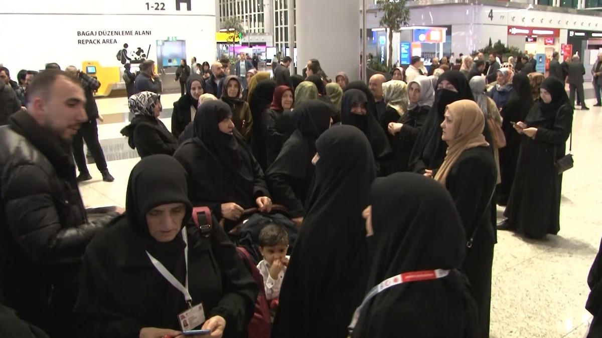 İlk hac kafilesi dualarla uğurlandı