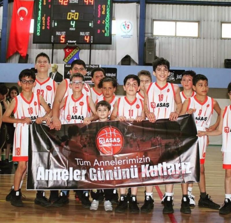 İlk Şampiyonluklarını Annelerine Hediye Ettiler 