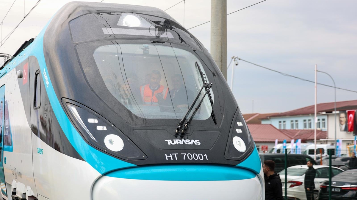 İllk Milli Elektrikli Hızlı Tren tören ile raylara indi