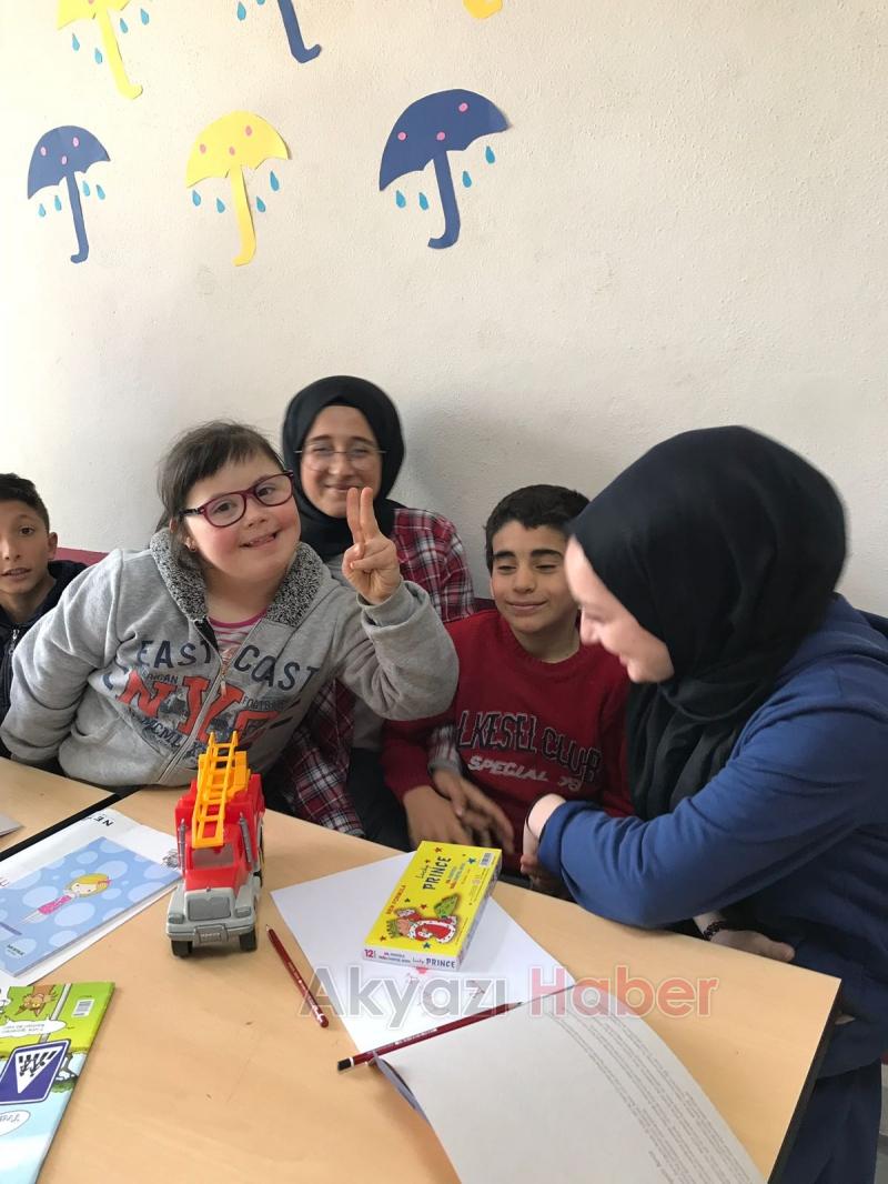 İmam Hatip Lisesi Öğrencileri Özel Eğitim Sınıfı Öğrencilerini Sevindirdi