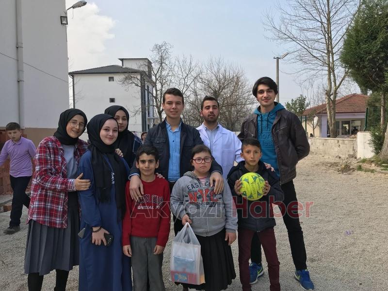 İmam Hatip Lisesi Öğrencileri Özel Eğitim Sınıfı Öğrencilerini Sevindirdi