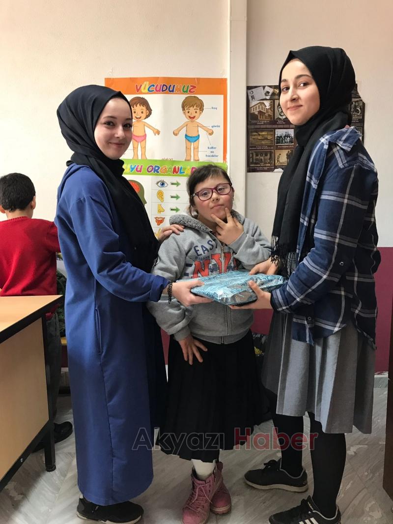 İmam Hatip Lisesi Öğrencileri Özel Eğitim Sınıfı Öğrencilerini Sevindirdi