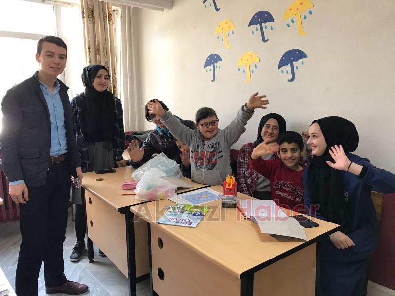 İmam Hatip Lisesi Öğrencileri Özel Eğitim Sınıfı Öğrencilerini Sevindirdi