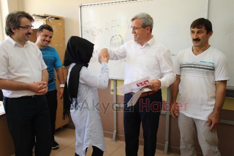 İmam Hatip Ortaokullu Çocuklara Karne Sürprizi