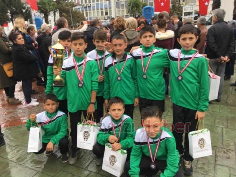 İnönü Ortaokulu Kupa Ve Madalyalarını Aldı