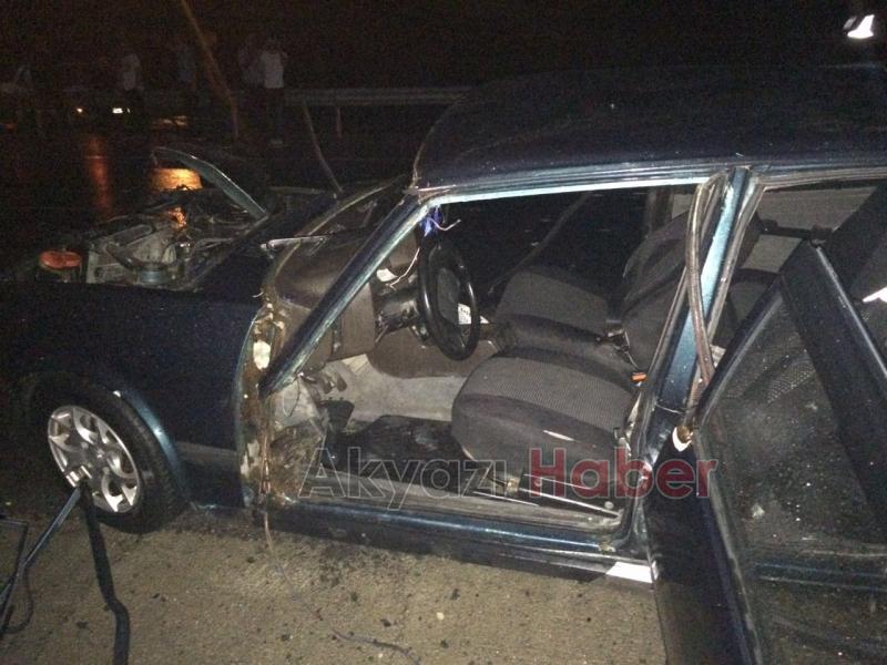 Islak Yolda Kayan Otomobil Bariyerlere Çarptı