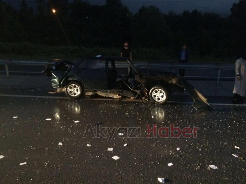 Islak Yolda Kayan Otomobil Bariyerlere Çarptı