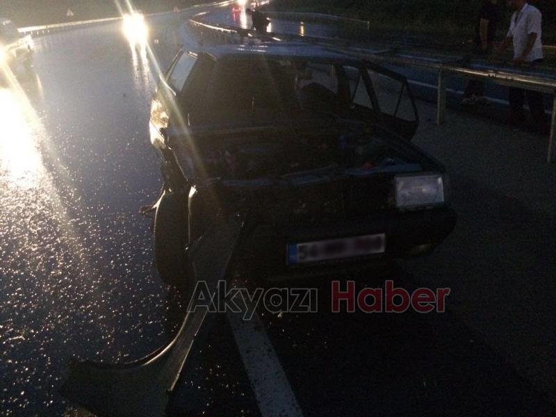 Islak Yolda Kayan Otomobil Bariyerlere Çarptı