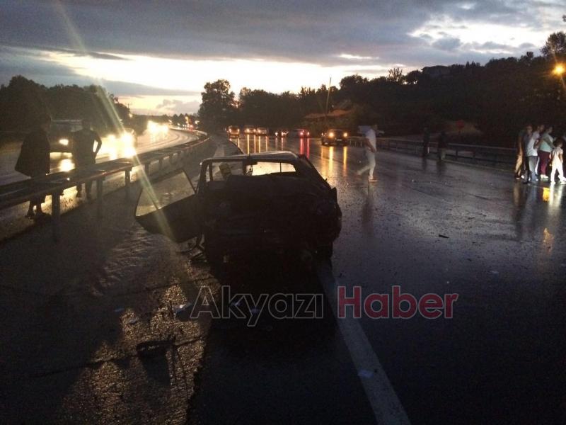 Islak Yolda Kayan Otomobil Bariyerlere Çarptı