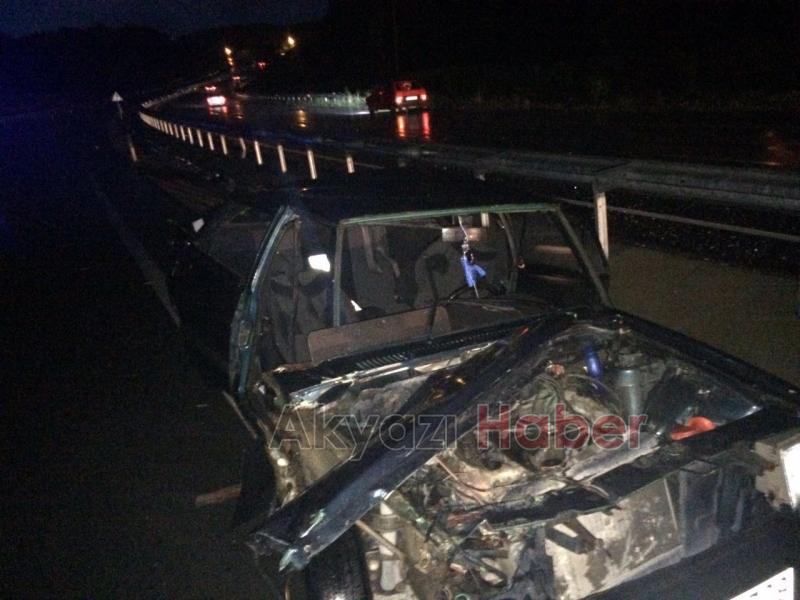 Islak Yolda Kayan Otomobil Bariyerlere Çarptı