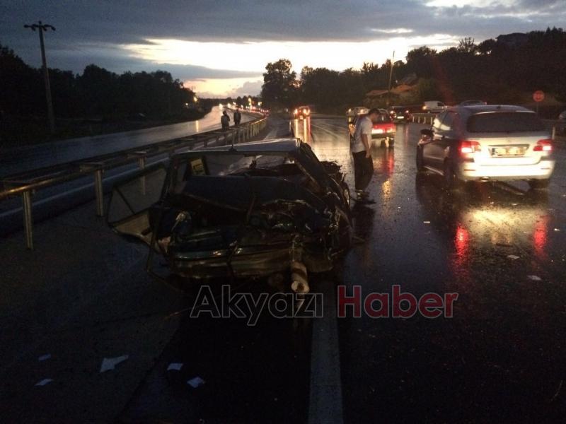 Islak Yolda Kayan Otomobil Bariyerlere Çarptı