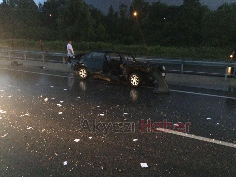 Islak Yolda Kayan Otomobil Bariyerlere Çarptı