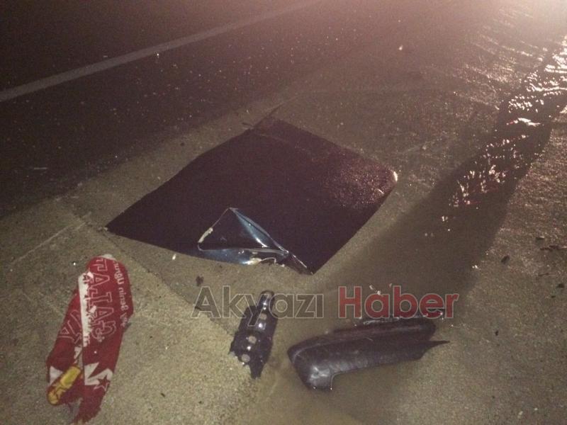 Islak Yolda Kayan Otomobil Bariyerlere Çarptı