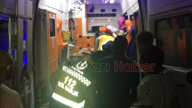 Islak Yolda Kayan Otomobil Bariyerlere Çarptı