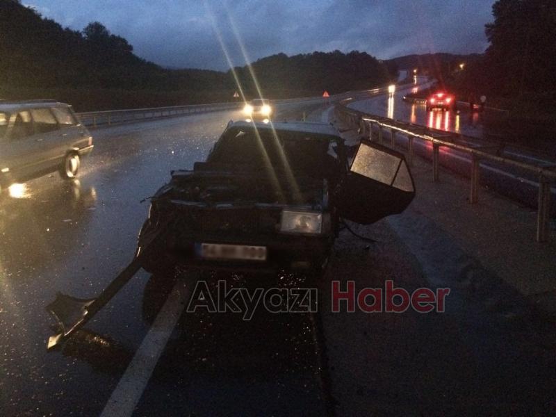 Islak Yolda Kayan Otomobil Bariyerlere Çarptı