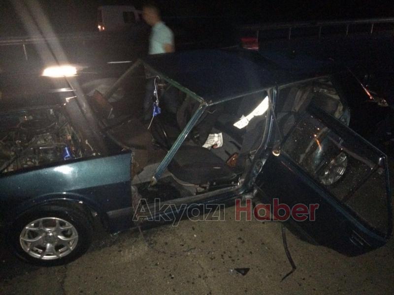 Islak Yolda Kayan Otomobil Bariyerlere Çarptı