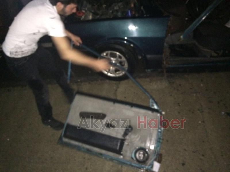 Islak Yolda Kayan Otomobil Bariyerlere Çarptı