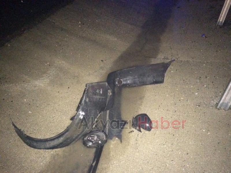 Islak Yolda Kayan Otomobil Bariyerlere Çarptı