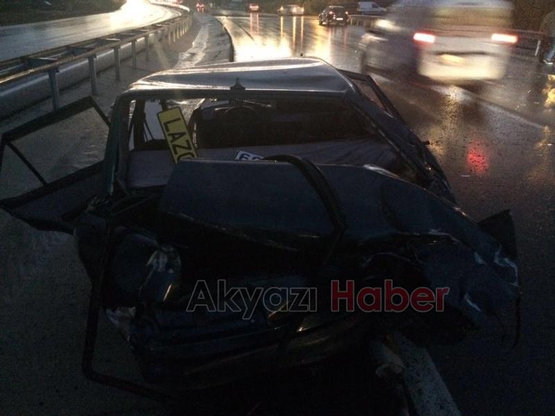 Islak Yolda Kayan Otomobil Bariyerlere Çarptı