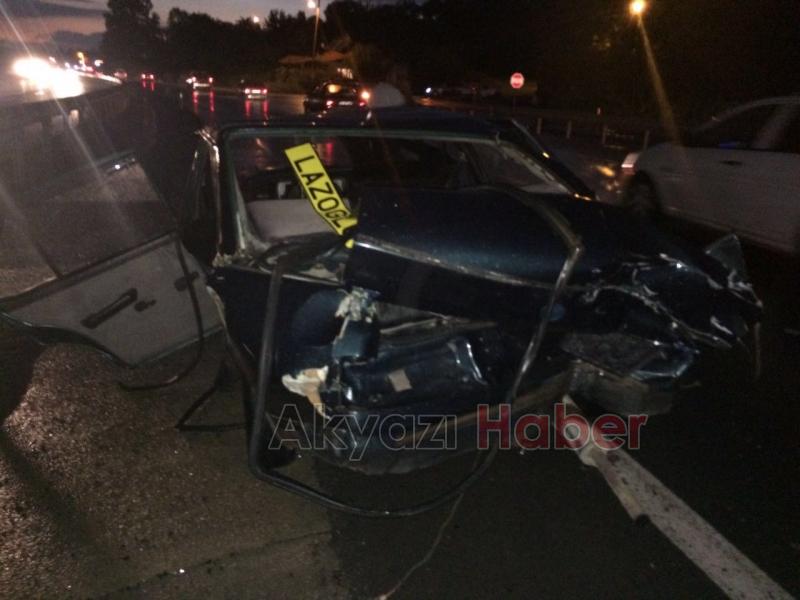 Islak Yolda Kayan Otomobil Bariyerlere Çarptı