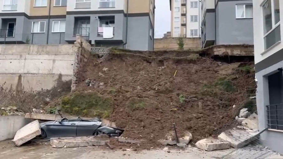 İstinat duvarı çöktü, site boşaltıldı