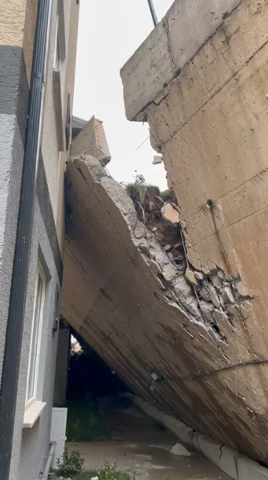 İstinat duvarı çöktü, site boşaltıldı