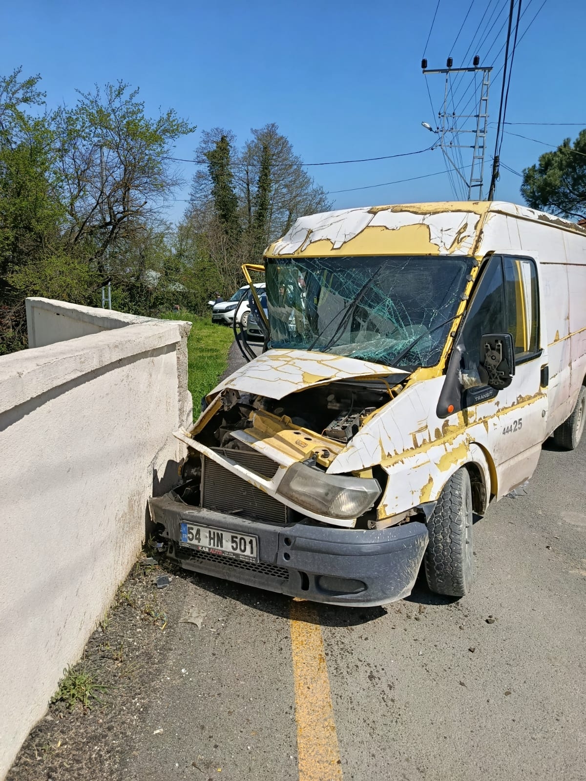 istinat duvarına çarpan aracın sürücü yaralandı