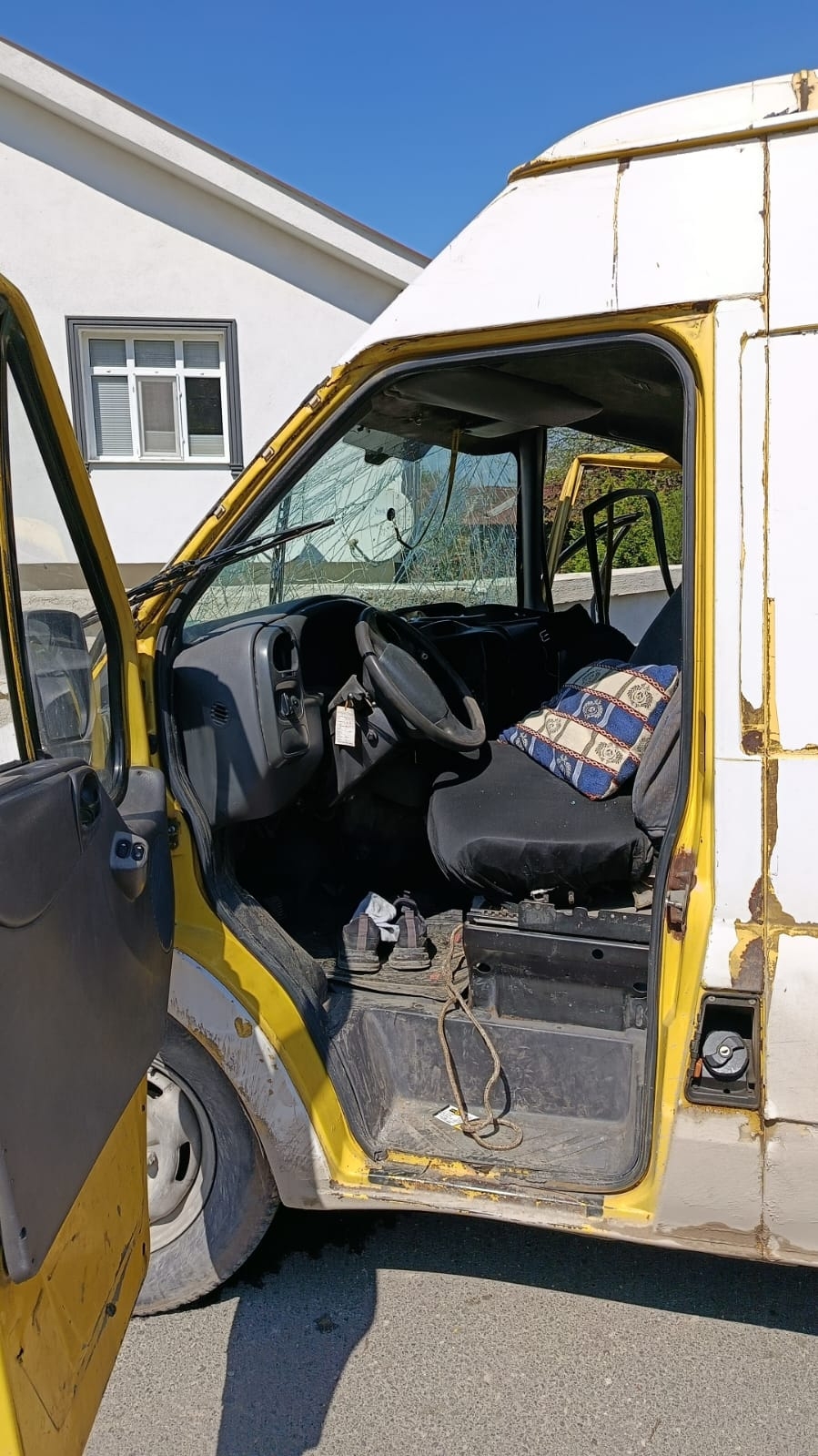 istinat duvarına çarpan aracın sürücü yaralandı