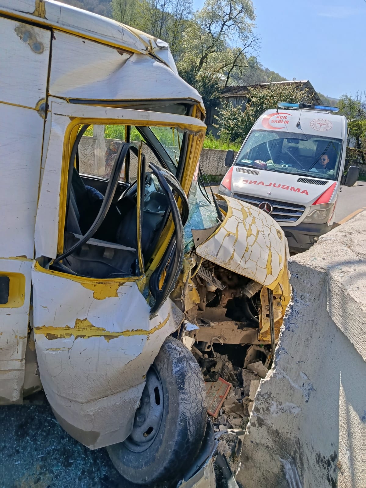 istinat duvarına çarpan aracın sürücü yaralandı