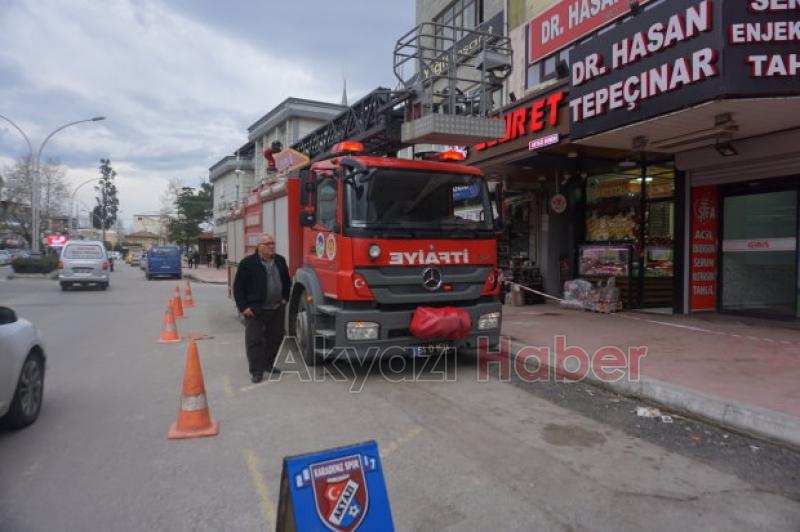 İtfaiyecilerin fırtına ile Mücadelesi Çatıyı uçmaması için halatla bağladılar