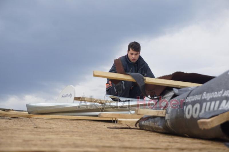 İtfaiyecilerin fırtına ile Mücadelesi Çatıyı uçmaması için halatla bağladılar
