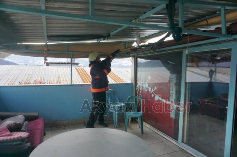 İtfaiyecilerin fırtına ile Mücadelesi Çatıyı uçmaması için halatla bağladılar