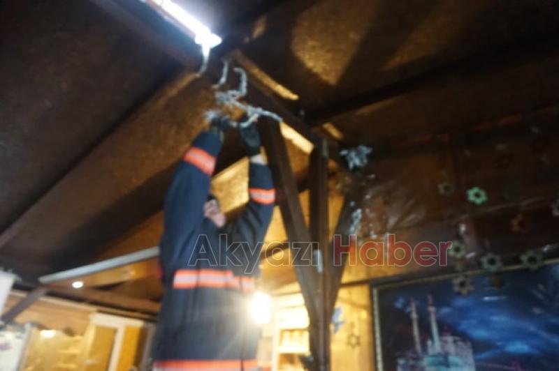 İtfaiyecilerin fırtına ile Mücadelesi Çatıyı uçmaması için halatla bağladılar