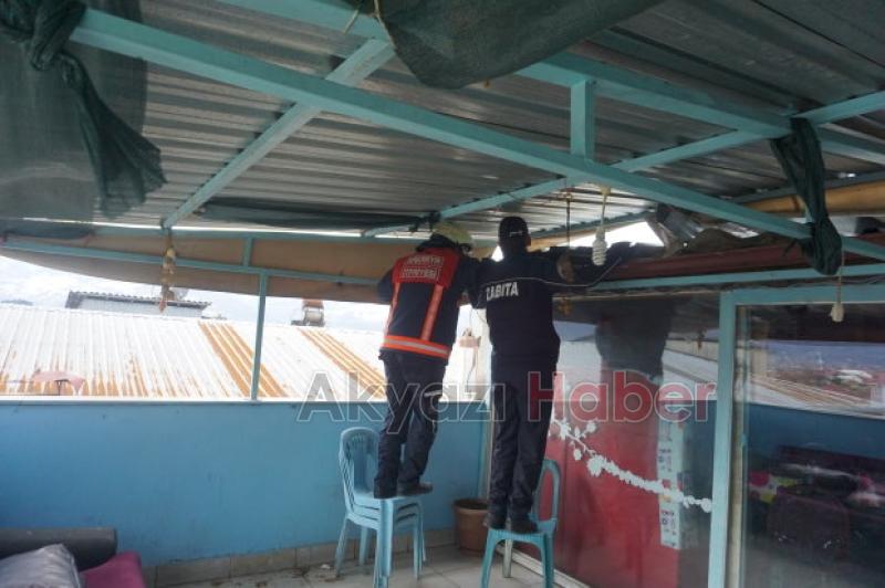 İtfaiyecilerin fırtına ile Mücadelesi Çatıyı uçmaması için halatla bağladılar