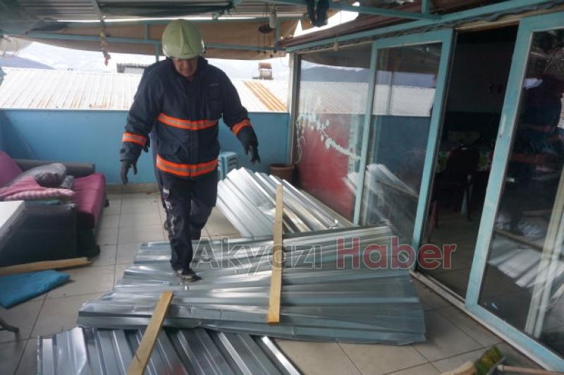 İtfaiyecilerin fırtına ile Mücadelesi Çatıyı uçmaması için halatla bağladılar