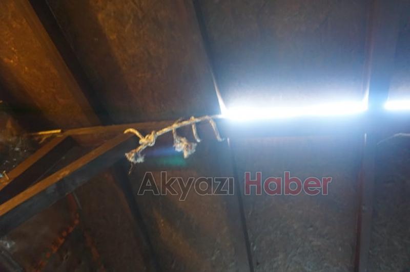 İtfaiyecilerin fırtına ile Mücadelesi Çatıyı uçmaması için halatla bağladılar