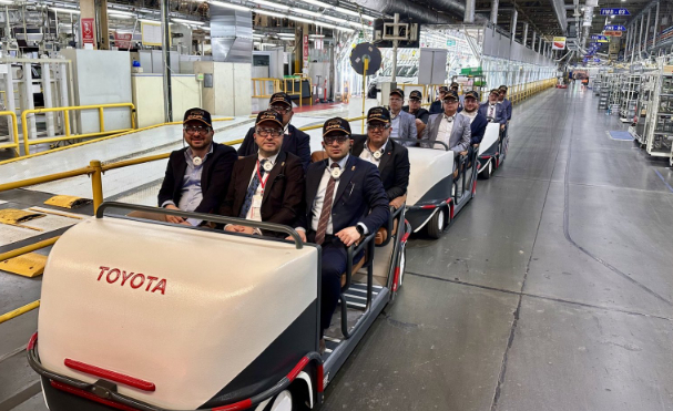 İzmirli iş adamları Toyota Fabrikasını gezdi