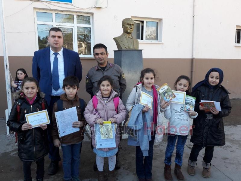 Jandarma Öğrencilere Karne Hediyesi Dağıttı